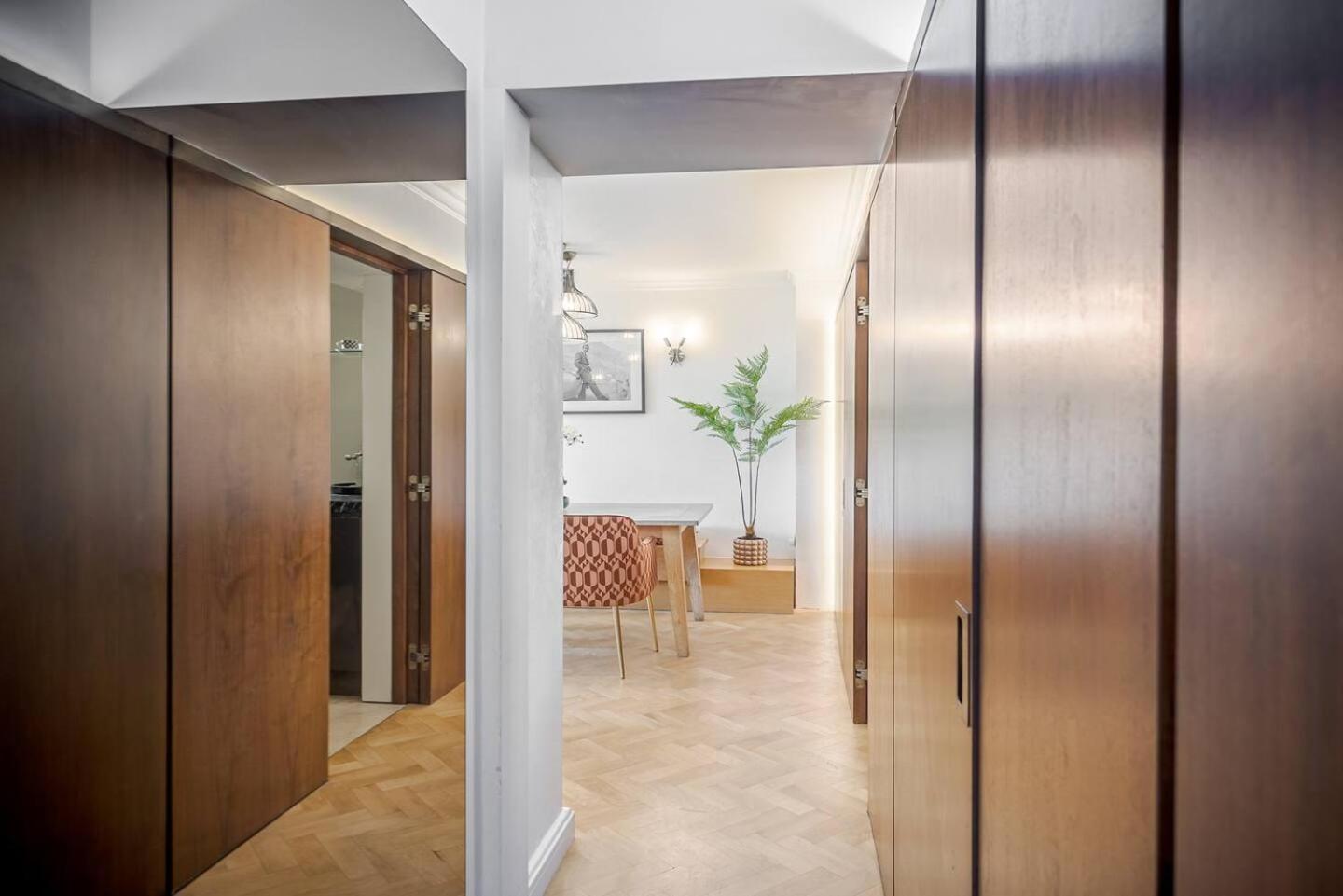 Modern Knightsbridge Apartment With Balcony Overlooking Harrods Prime Location London Exteriör bild
