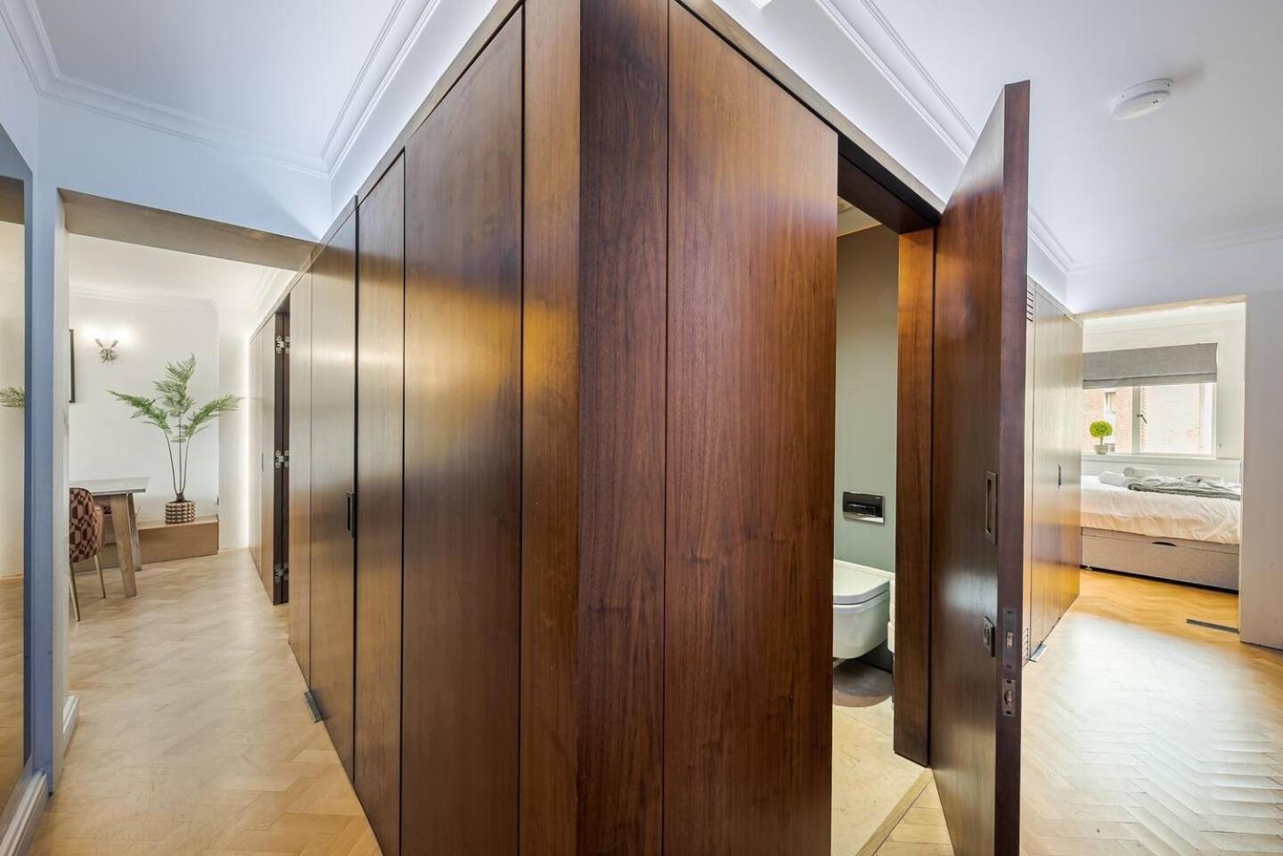 Modern Knightsbridge Apartment With Balcony Overlooking Harrods Prime Location London Exteriör bild