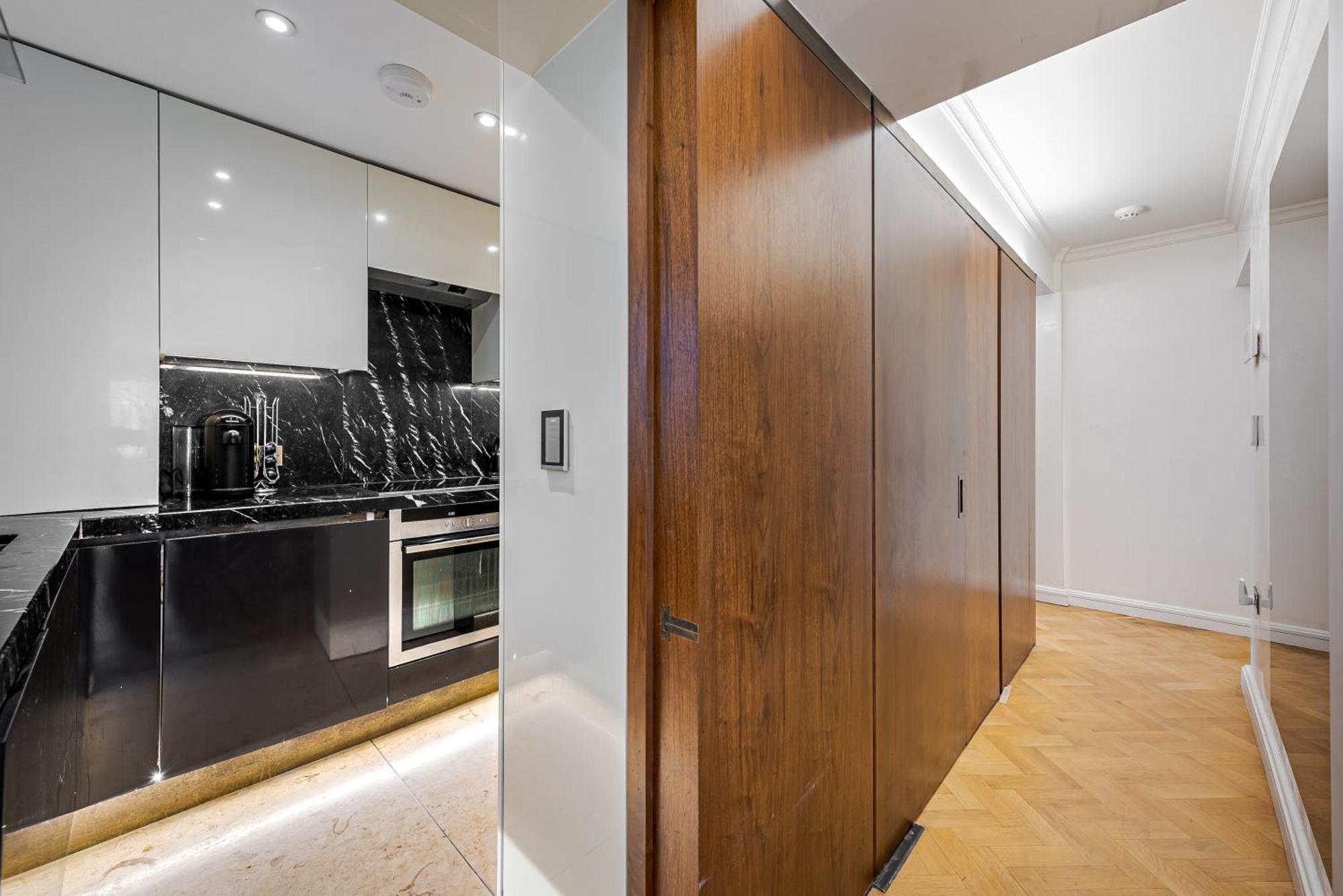 Modern Knightsbridge Apartment With Balcony Overlooking Harrods Prime Location London Exteriör bild