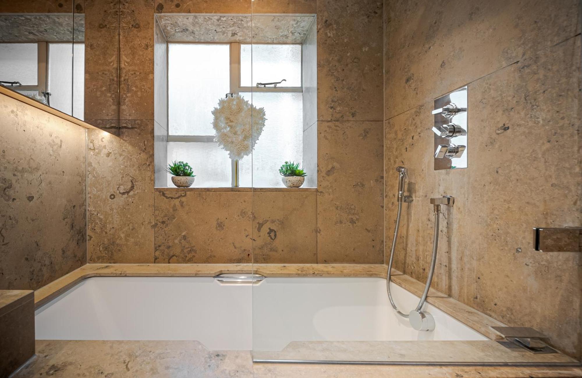 Modern Knightsbridge Apartment With Balcony Overlooking Harrods Prime Location London Exteriör bild