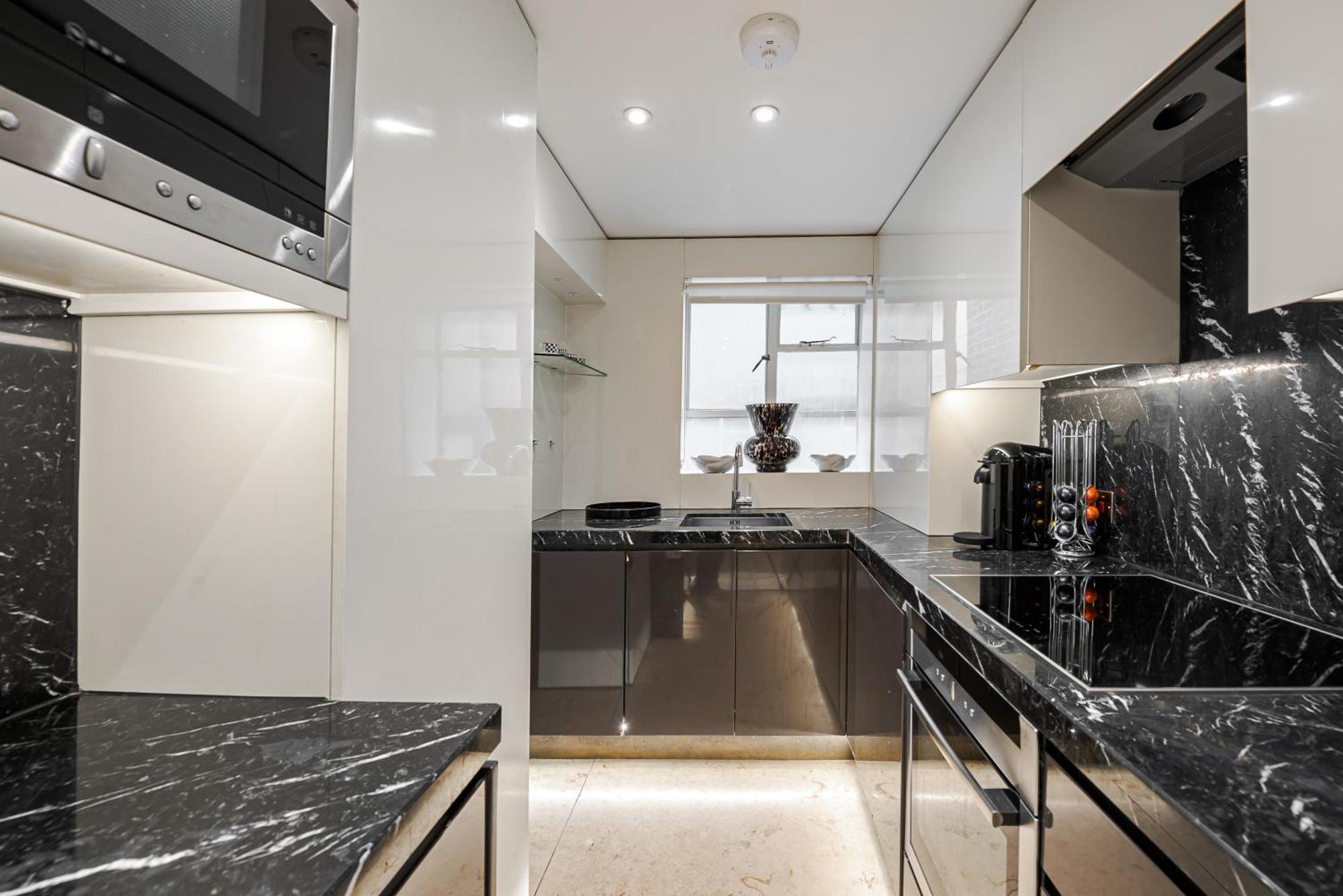 Modern Knightsbridge Apartment With Balcony Overlooking Harrods Prime Location London Exteriör bild