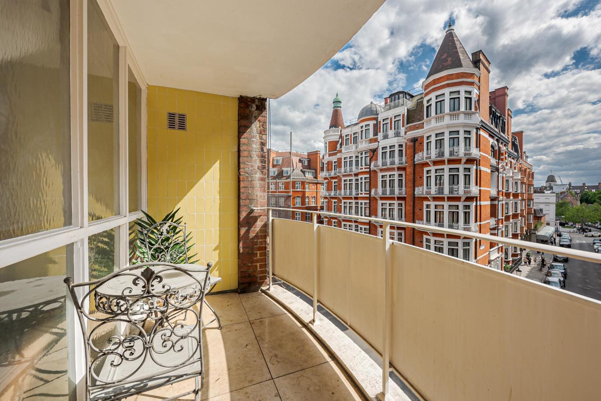 Modern Knightsbridge Apartment With Balcony Overlooking Harrods Prime Location London Exteriör bild