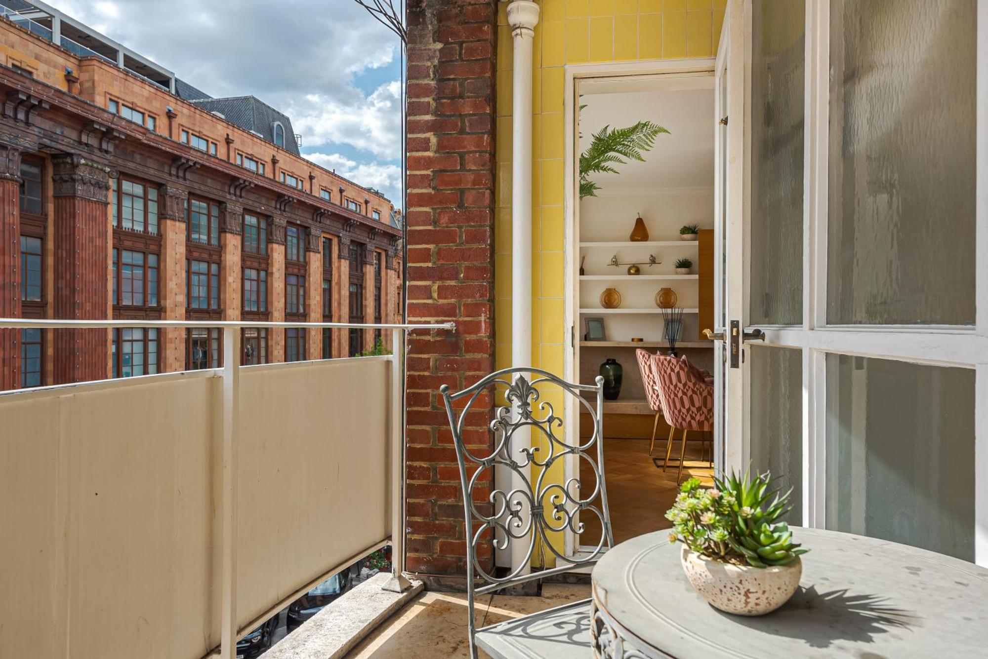 Modern Knightsbridge Apartment With Balcony Overlooking Harrods Prime Location London Exteriör bild