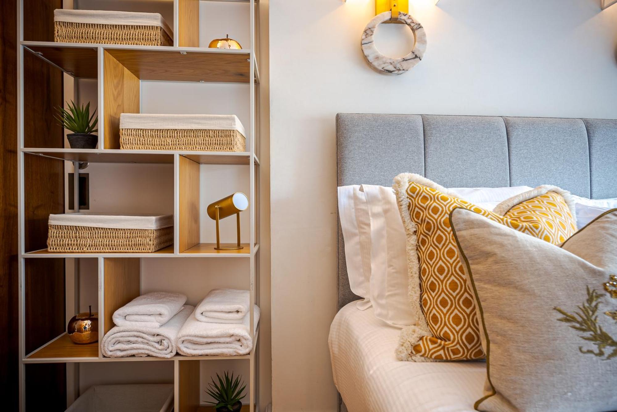 Modern Knightsbridge Apartment With Balcony Overlooking Harrods Prime Location London Exteriör bild