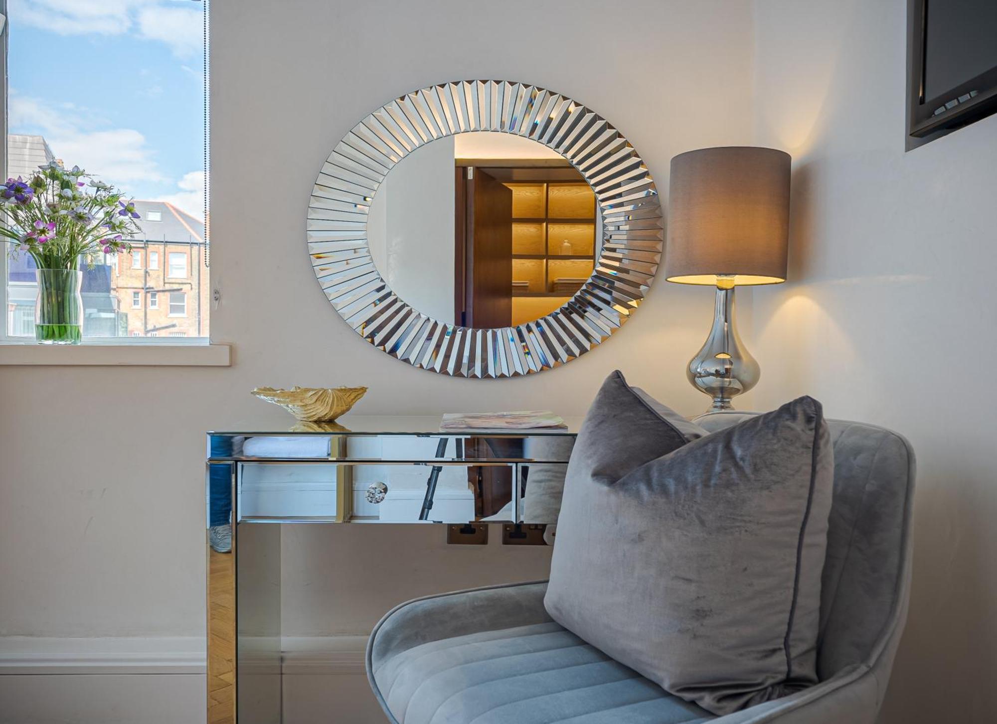 Modern Knightsbridge Apartment With Balcony Overlooking Harrods Prime Location London Exteriör bild