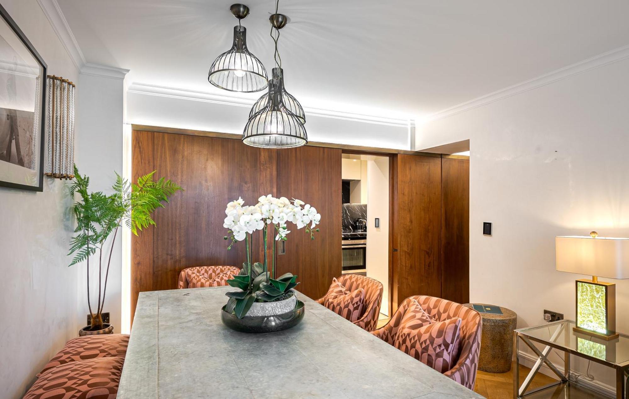 Modern Knightsbridge Apartment With Balcony Overlooking Harrods Prime Location London Exteriör bild