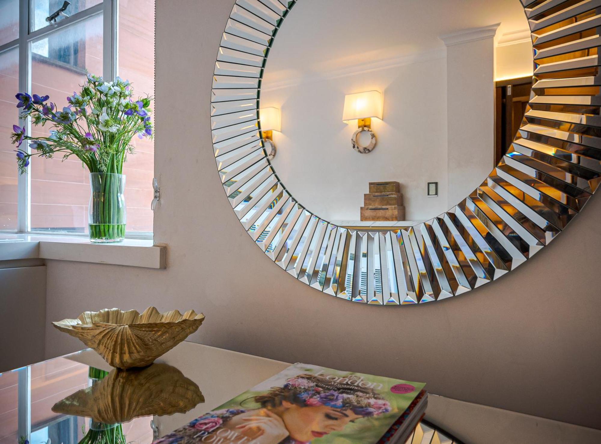Modern Knightsbridge Apartment With Balcony Overlooking Harrods Prime Location London Exteriör bild