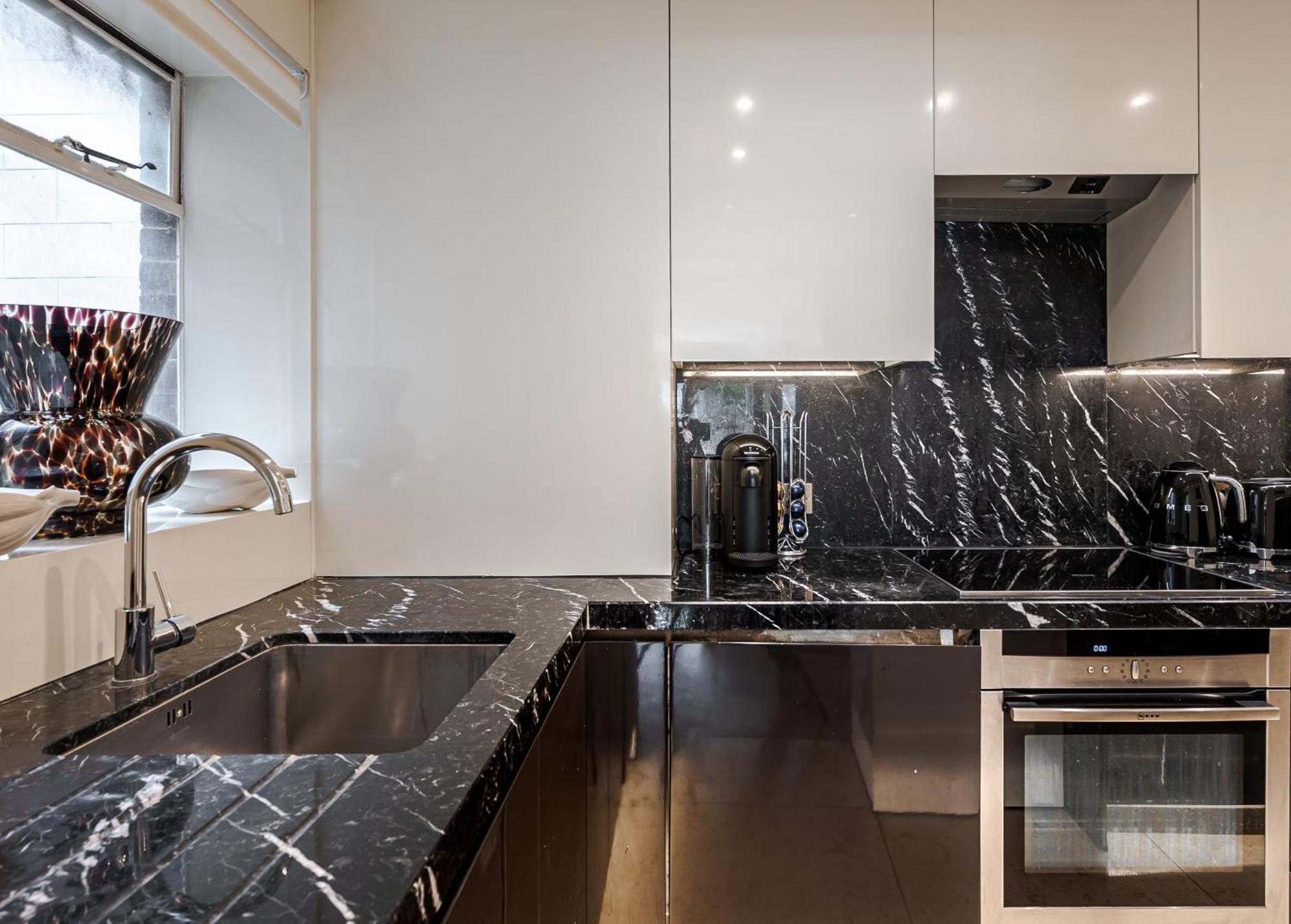 Modern Knightsbridge Apartment With Balcony Overlooking Harrods Prime Location London Exteriör bild