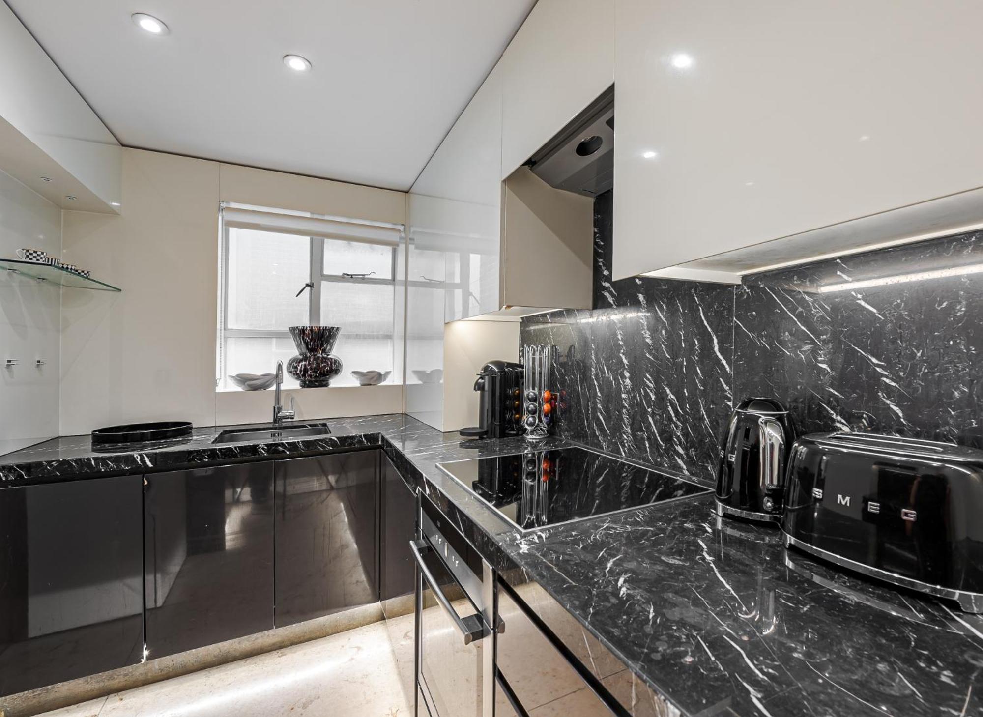 Modern Knightsbridge Apartment With Balcony Overlooking Harrods Prime Location London Exteriör bild