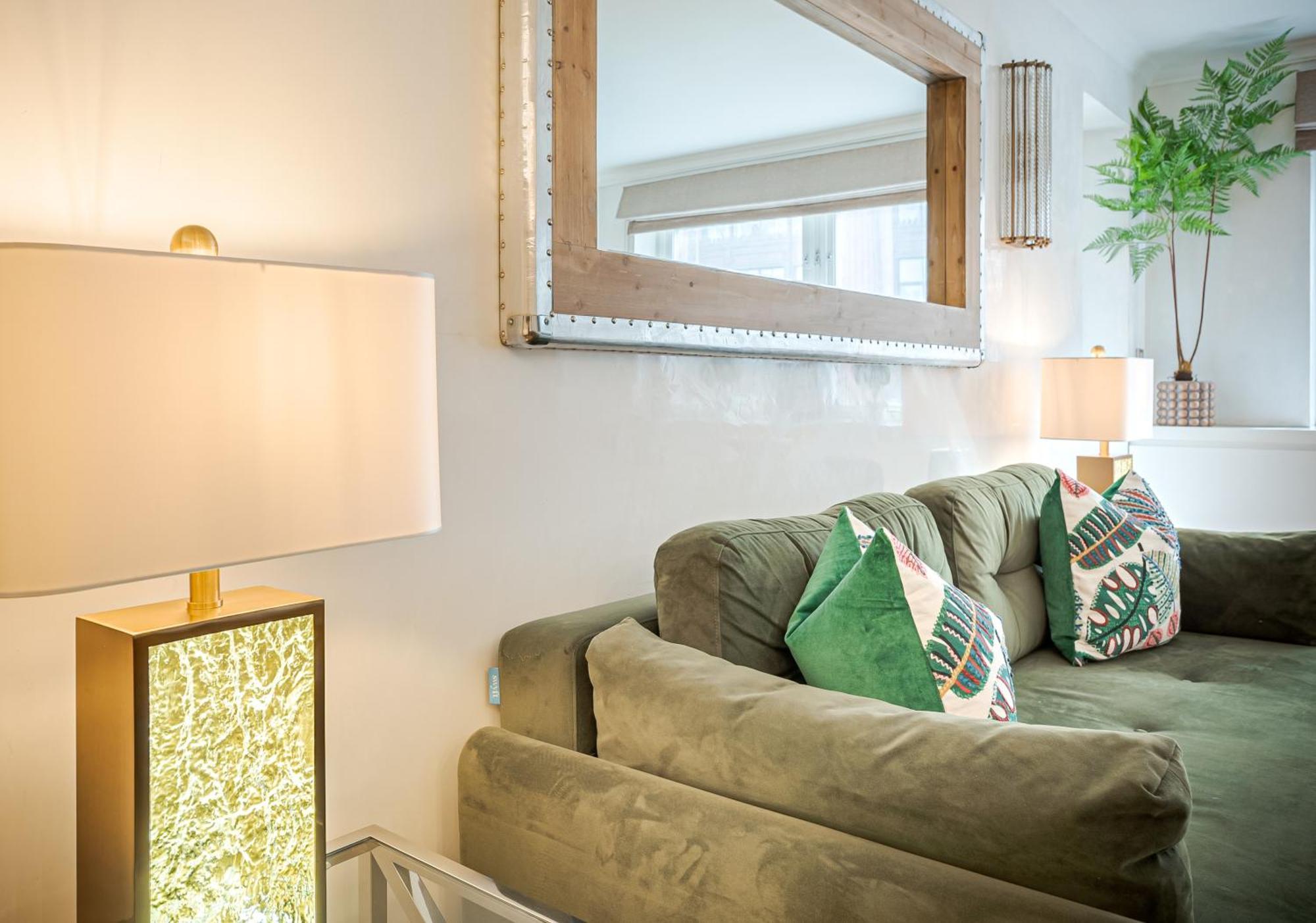 Modern Knightsbridge Apartment With Balcony Overlooking Harrods Prime Location London Exteriör bild